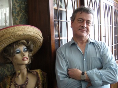 Pierre-Yves Vigneron avec son modèle, devant son atelier